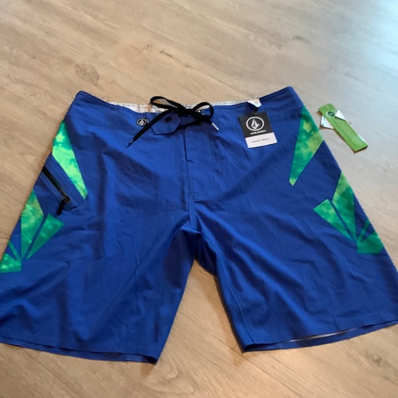 NWT Volcom size 36 - Picture 1 of 4